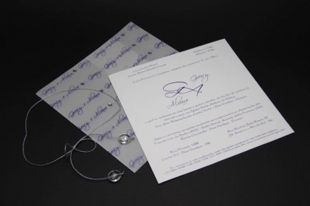 Tamanho 19x19 - Envelope Papel Clear Plus - Strass - Convite Papel Alta Alvura 180gr - impressão relevo - Laço de Fio Prata com Pedras.jpg